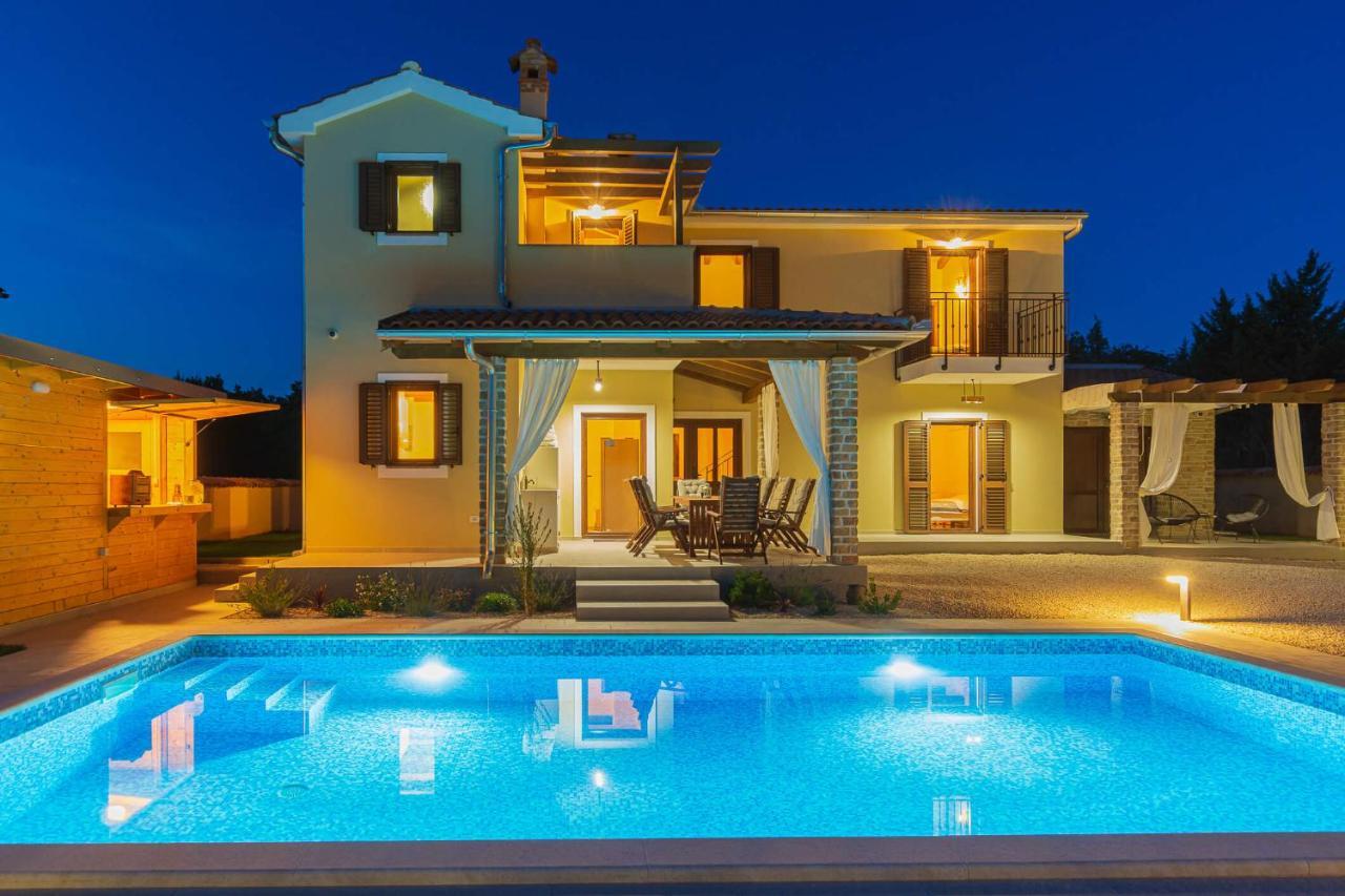 Villa David - Luxurious Secluded Villa With A Heated Pool Butkovici  Ngoại thất bức ảnh