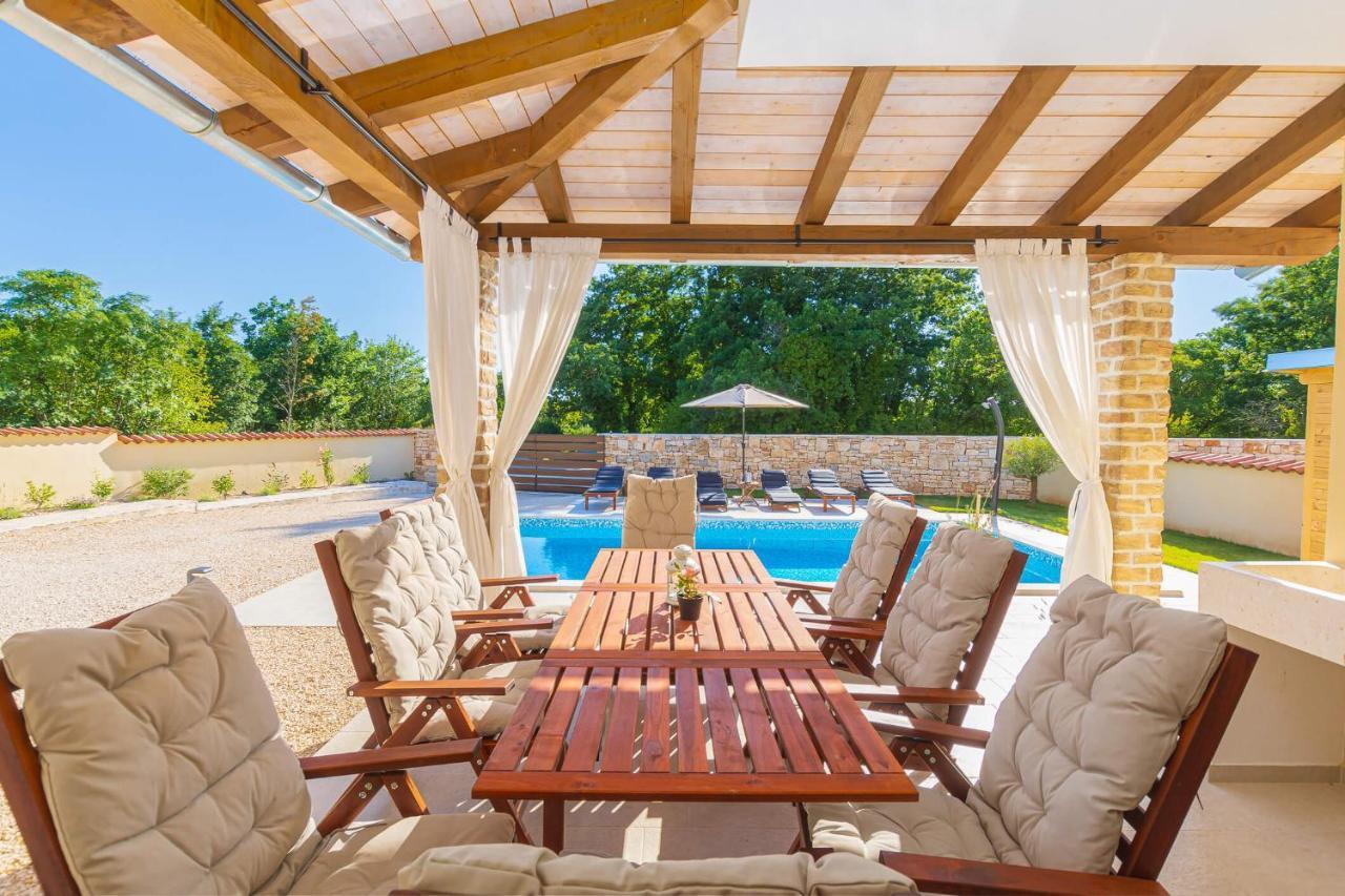Villa David - Luxurious Secluded Villa With A Heated Pool Butkovici  Ngoại thất bức ảnh