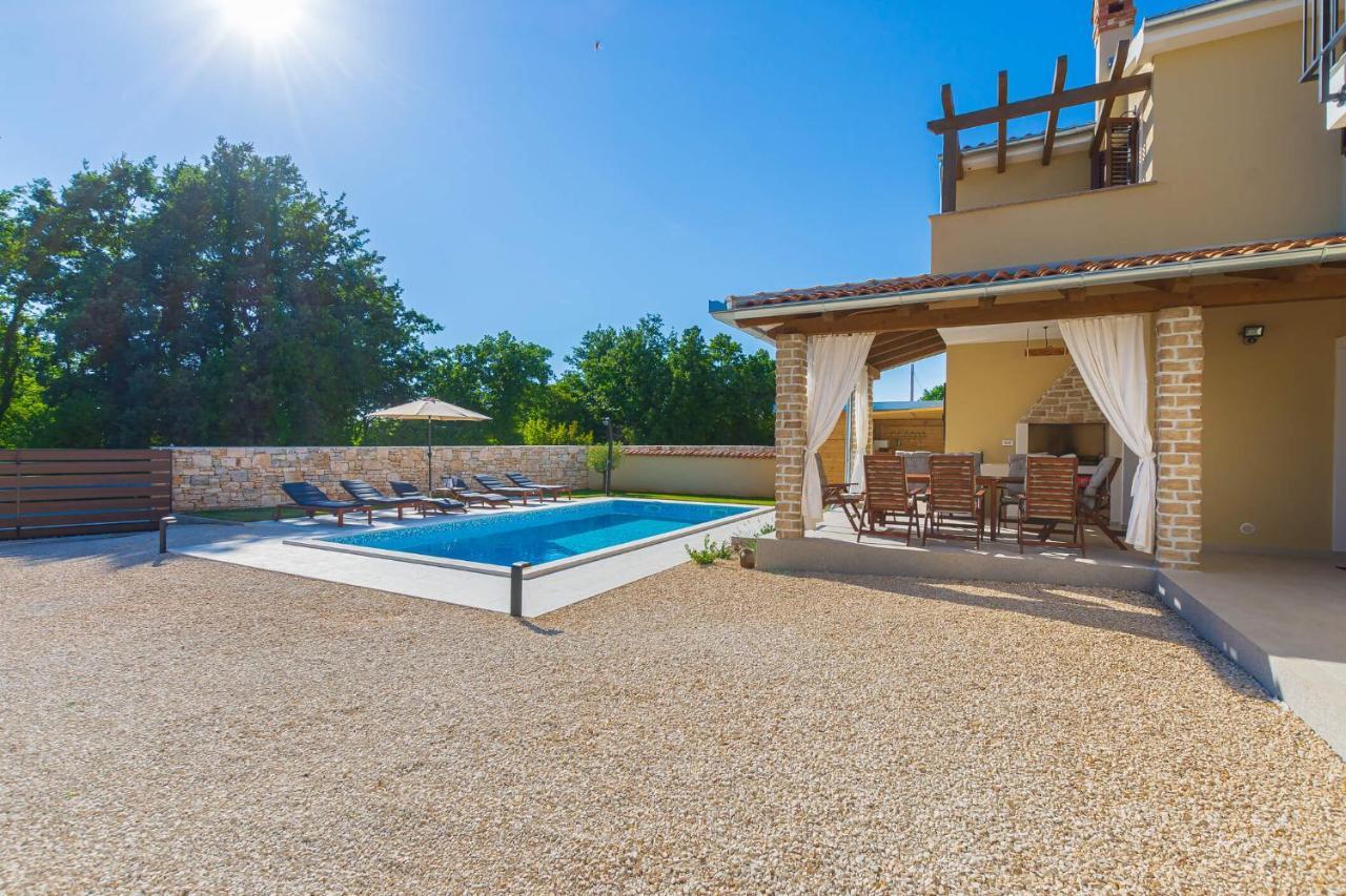 Villa David - Luxurious Secluded Villa With A Heated Pool Butkovici  Ngoại thất bức ảnh