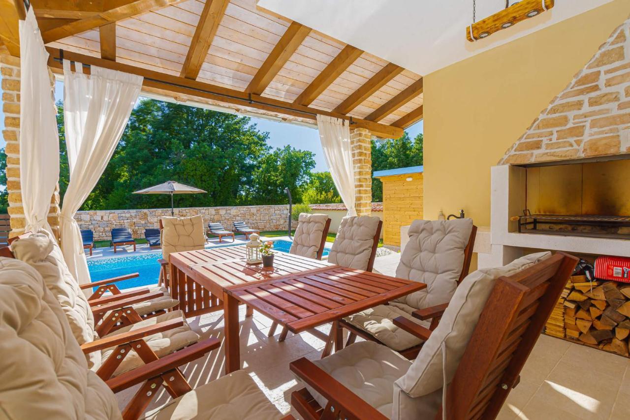 Villa David - Luxurious Secluded Villa With A Heated Pool Butkovici  Ngoại thất bức ảnh