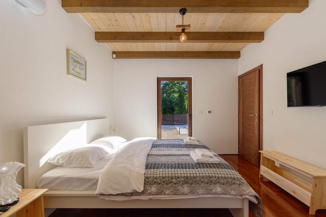 Villa David - Luxurious Secluded Villa With A Heated Pool Butkovici  Ngoại thất bức ảnh